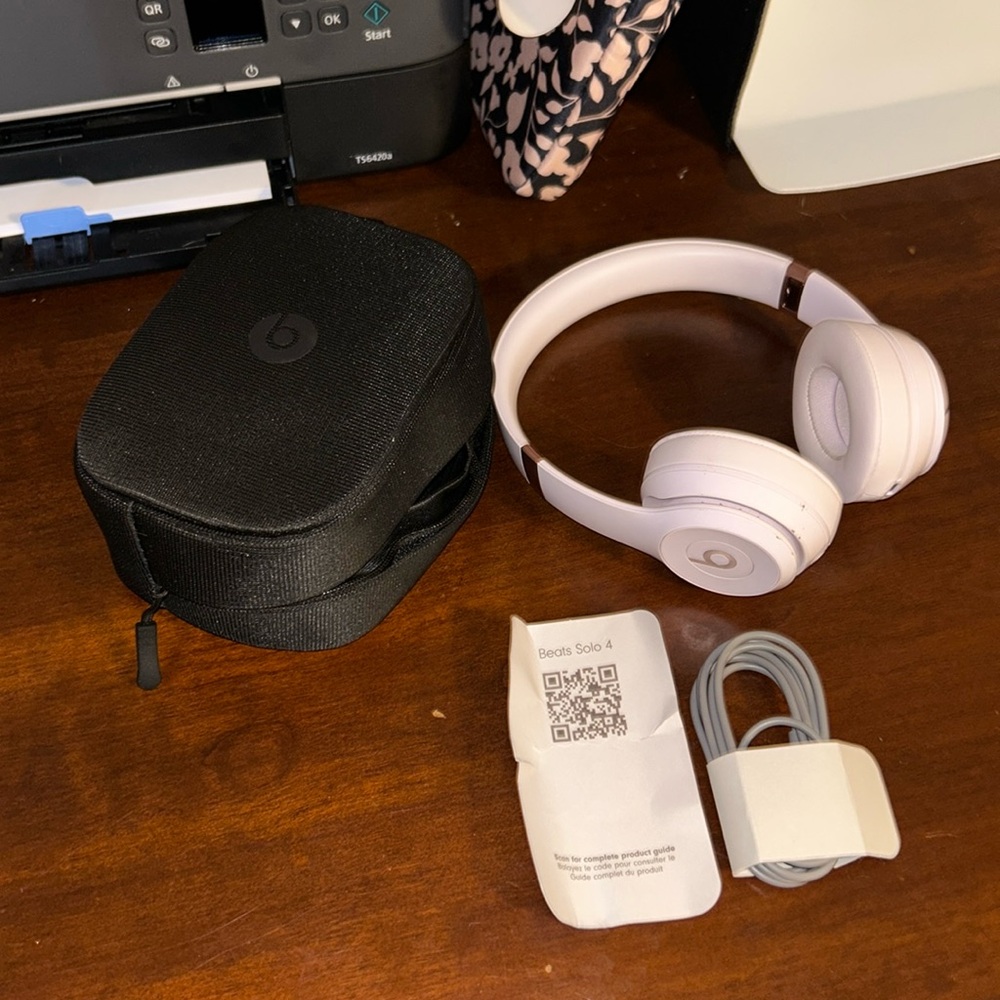 Beats Solo 4 gently used headphones .. minor scratches as pictured